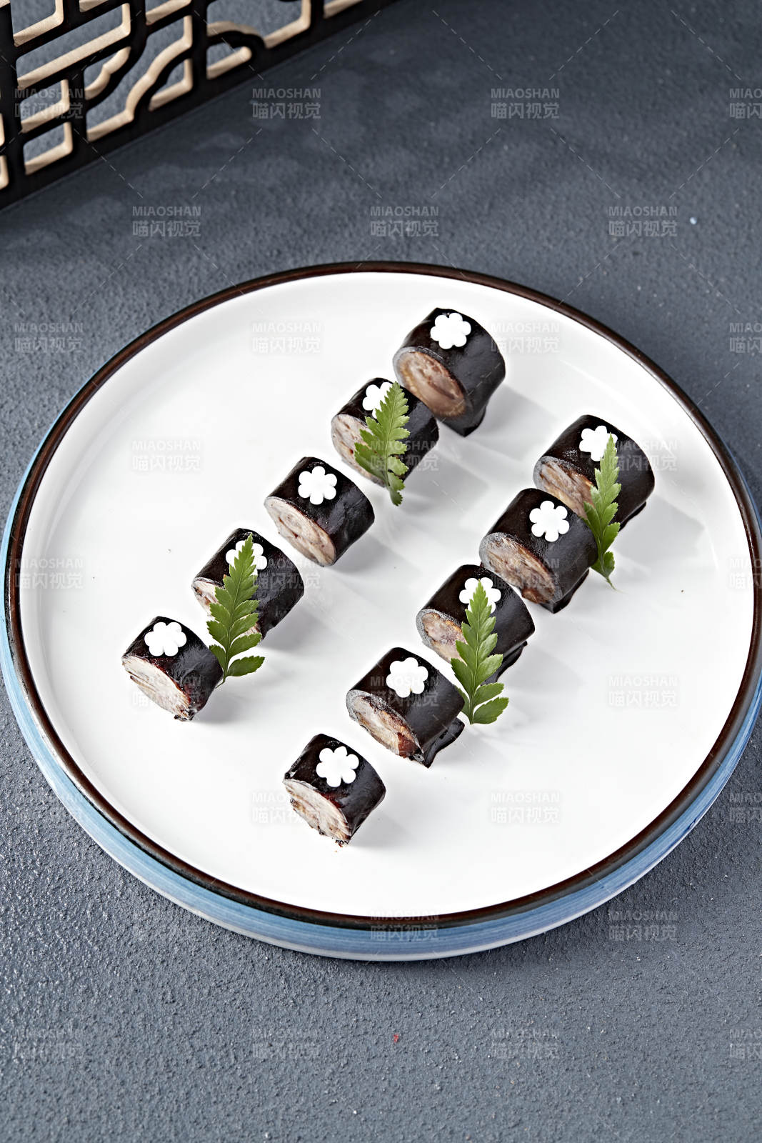 肘花皮冻猪肉卷-摄影图