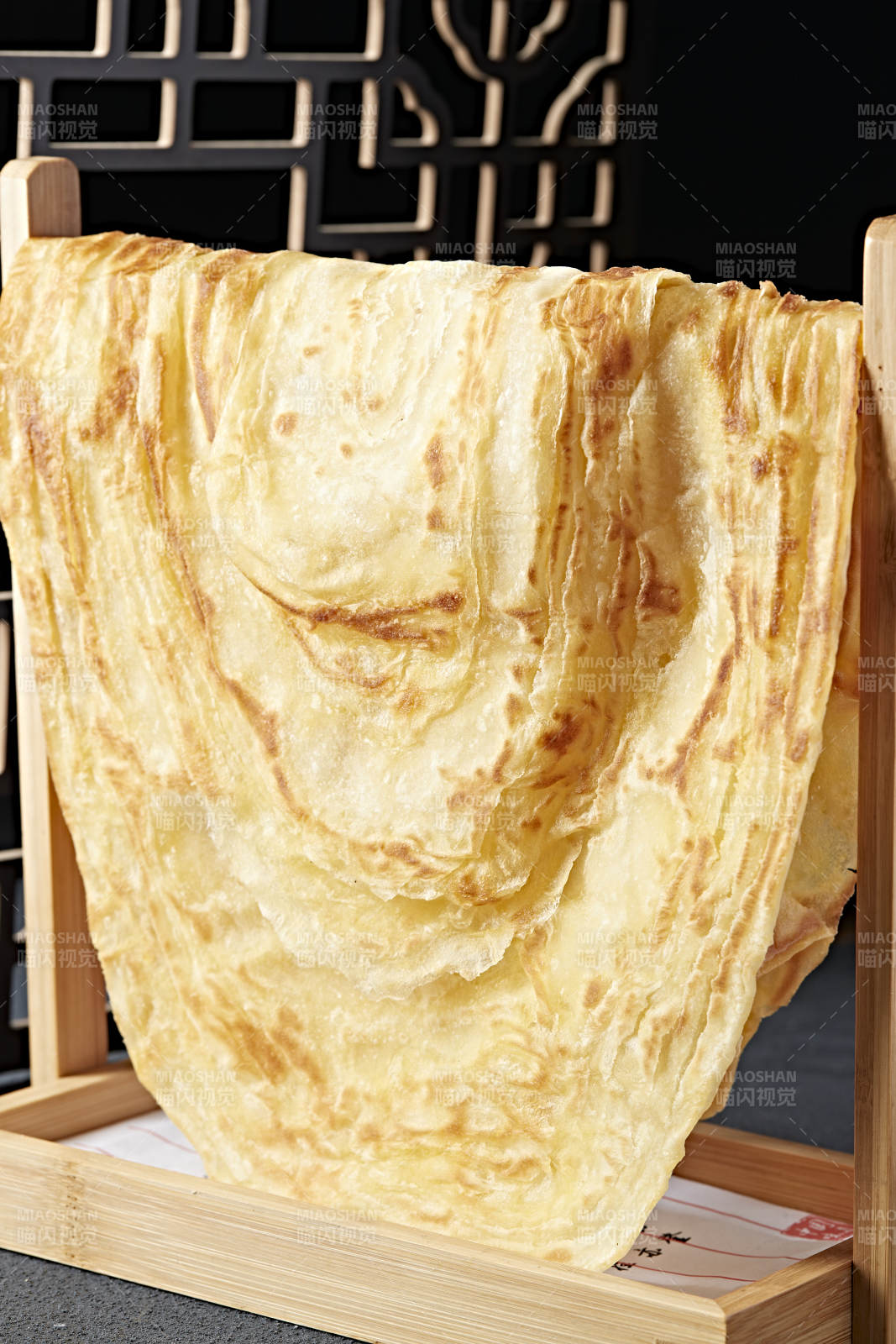 新派面食晾衣大饼-摄影图