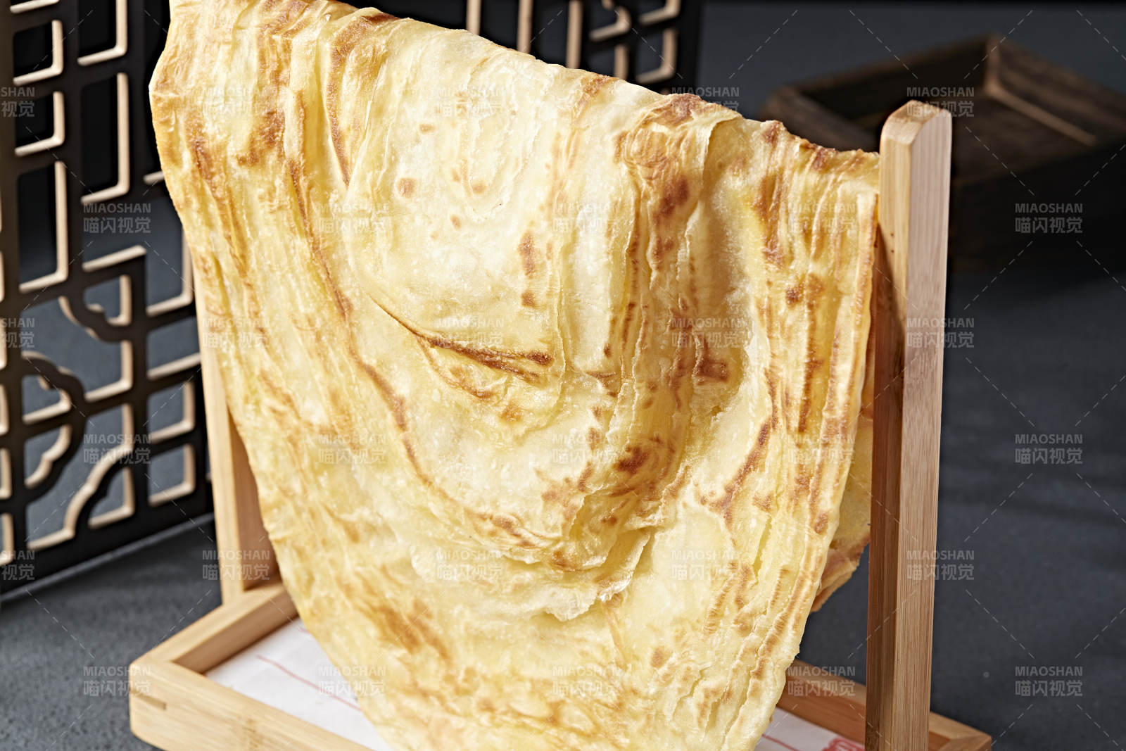 新派面食晾衣大饼-摄影图