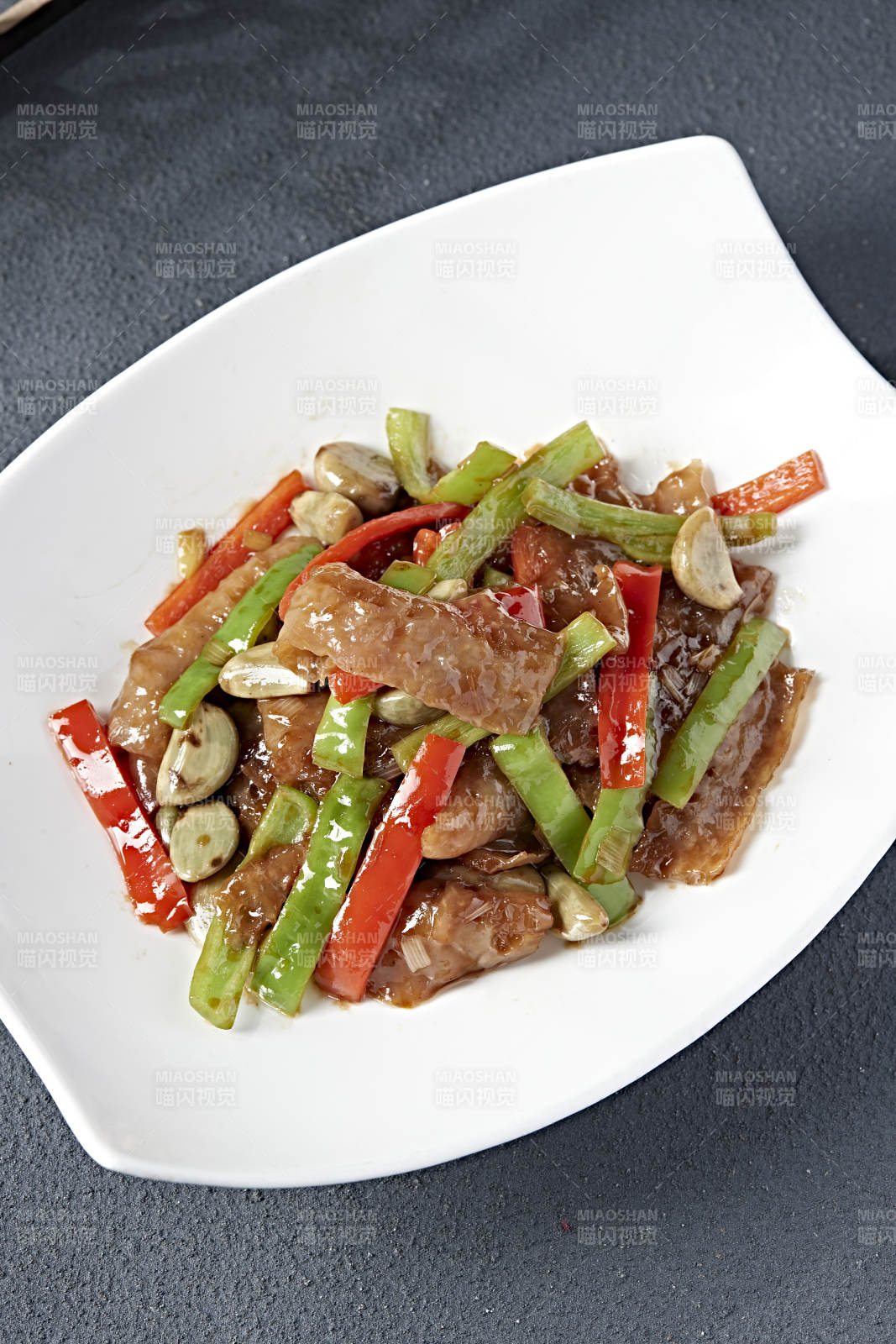 腊八蒜双椒炒猪皮-摄影图