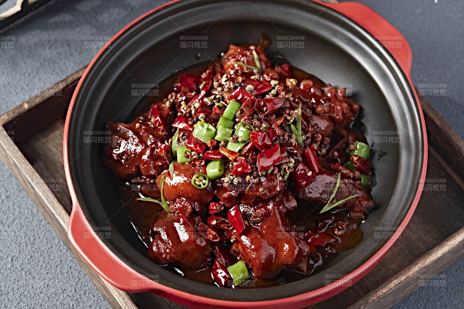 砂锅红焖香辣猪蹄块