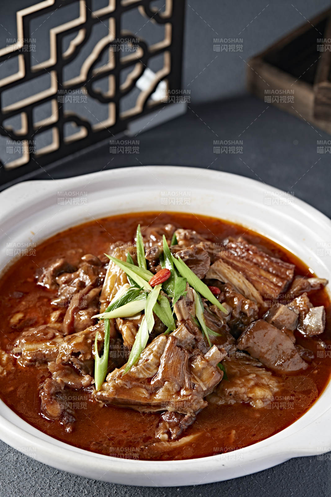 砂锅红焖香辣羊排带皮羊肉