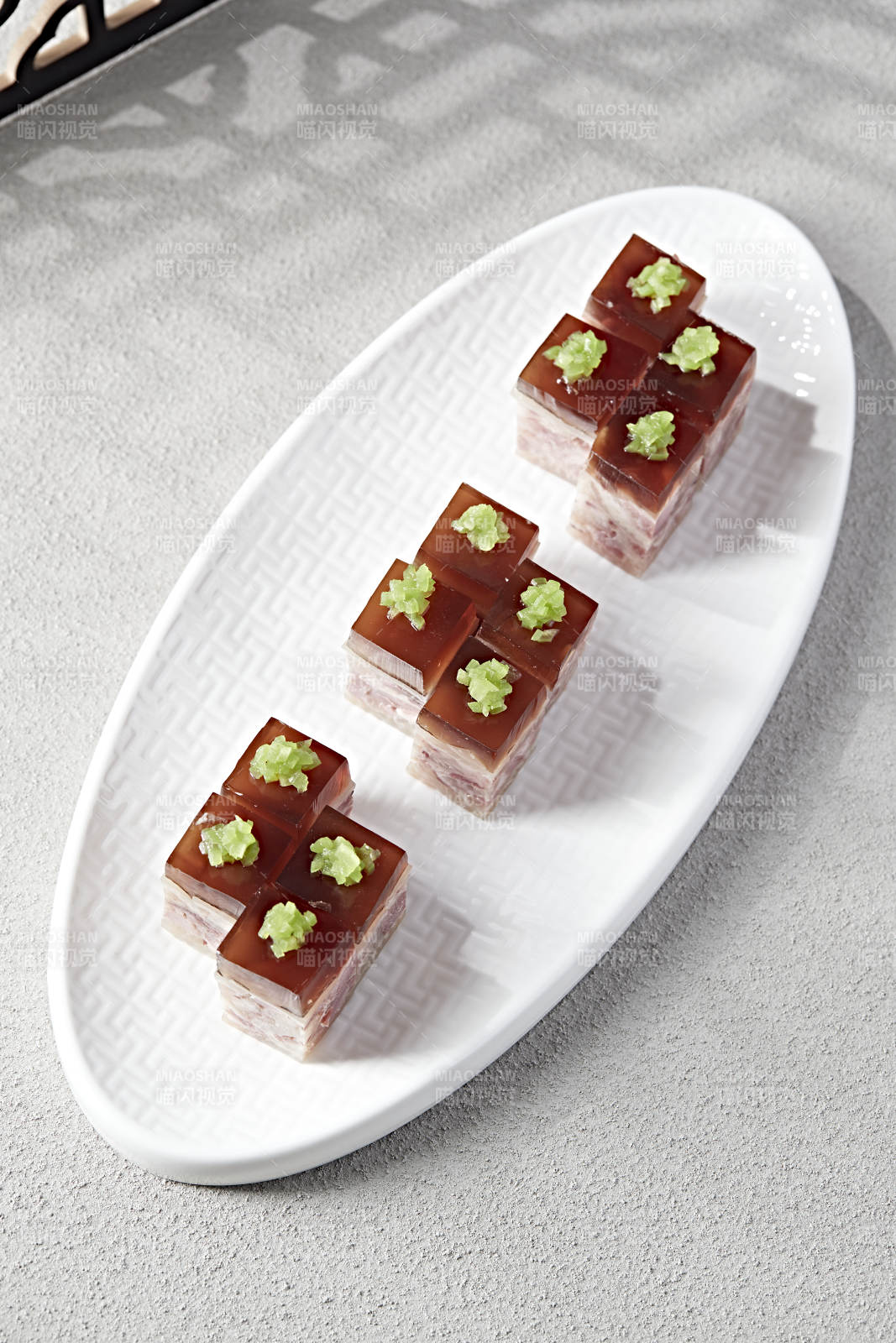 五香压肘花皮冻-摄影图