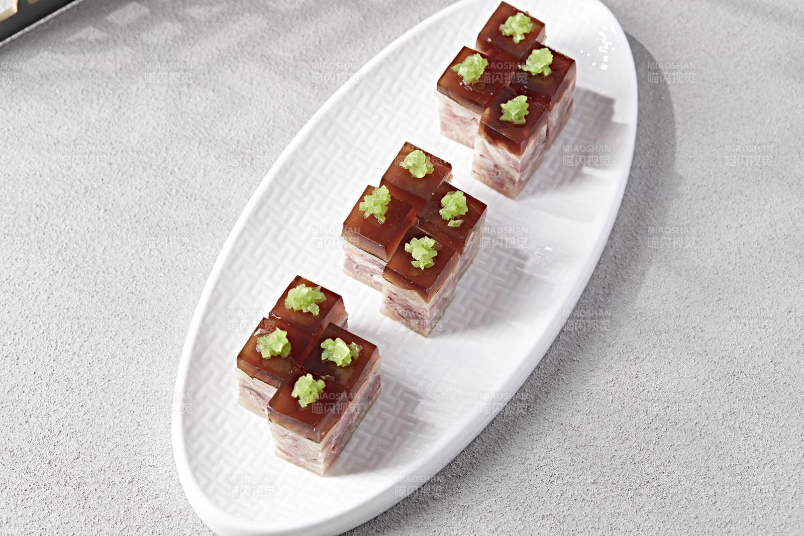 五香压肘花皮冻-摄影图