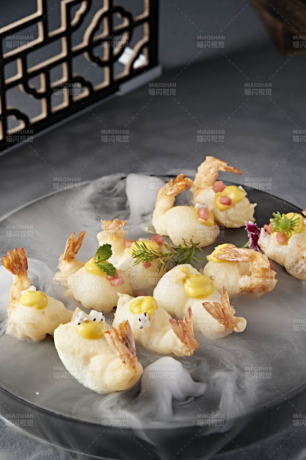 蜂蜜芥末醬果蔬粒配油炸氣泡大蝦仁