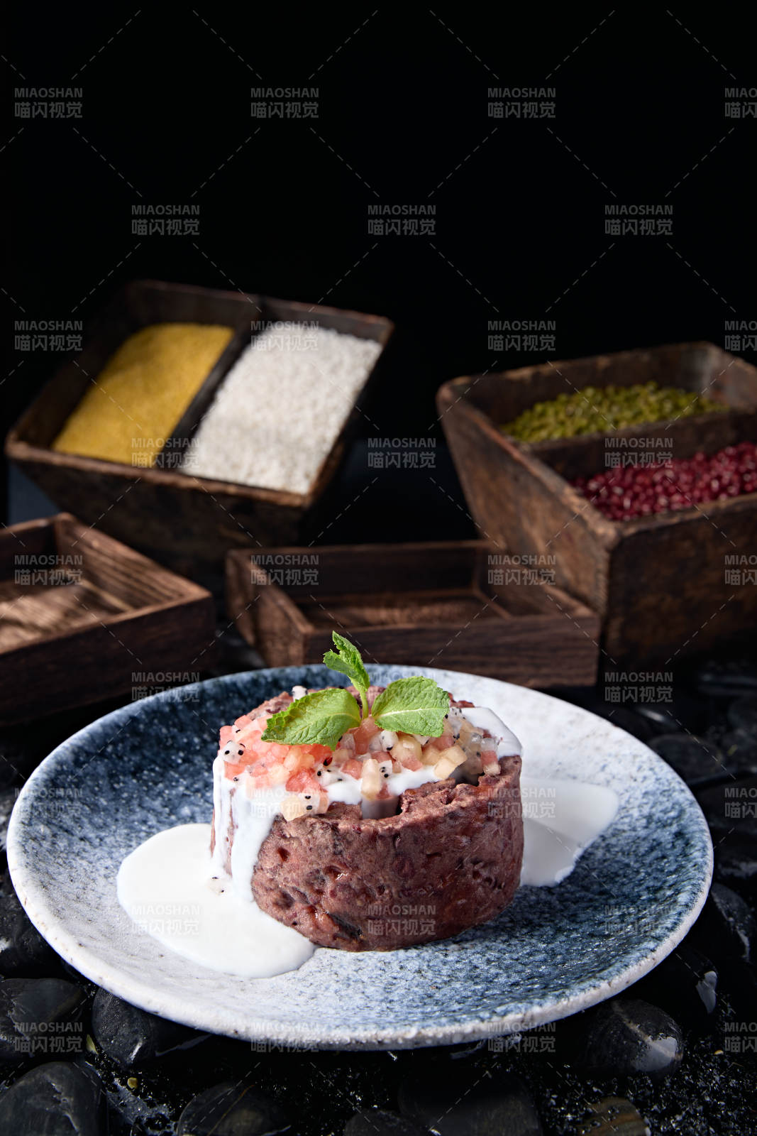 蜂窝煤造型的酸奶果粒红豆泥糕