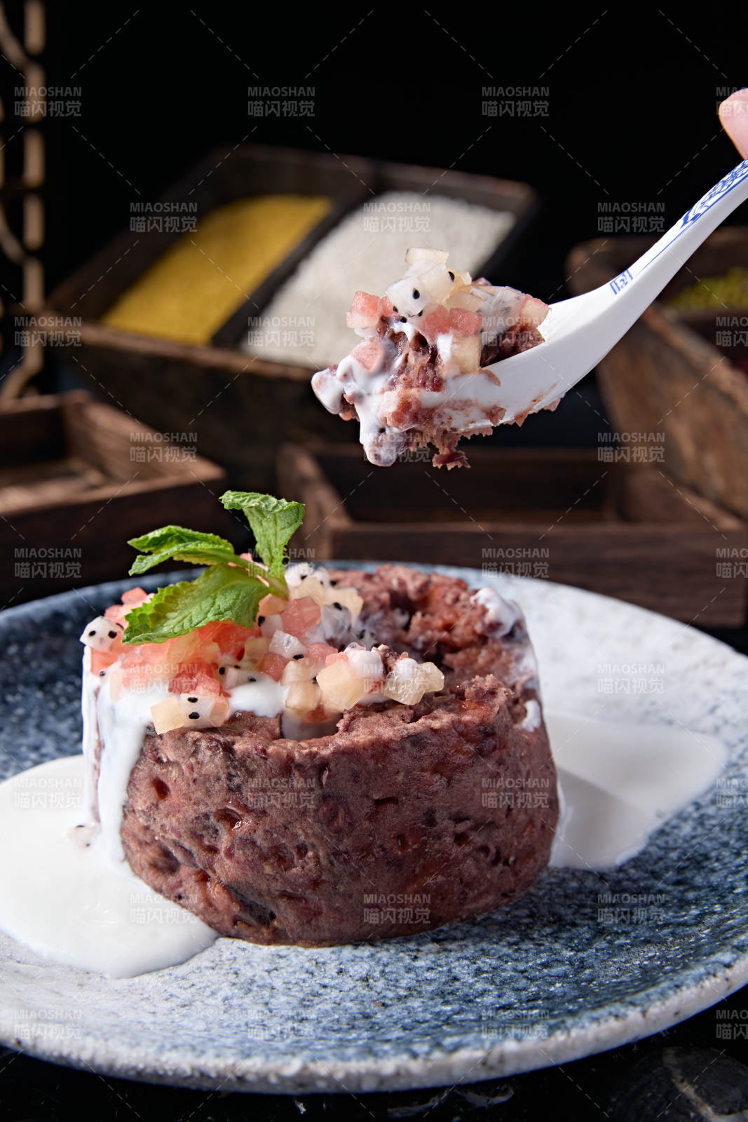 蜂窝煤造型的酸奶果粒红豆泥糕