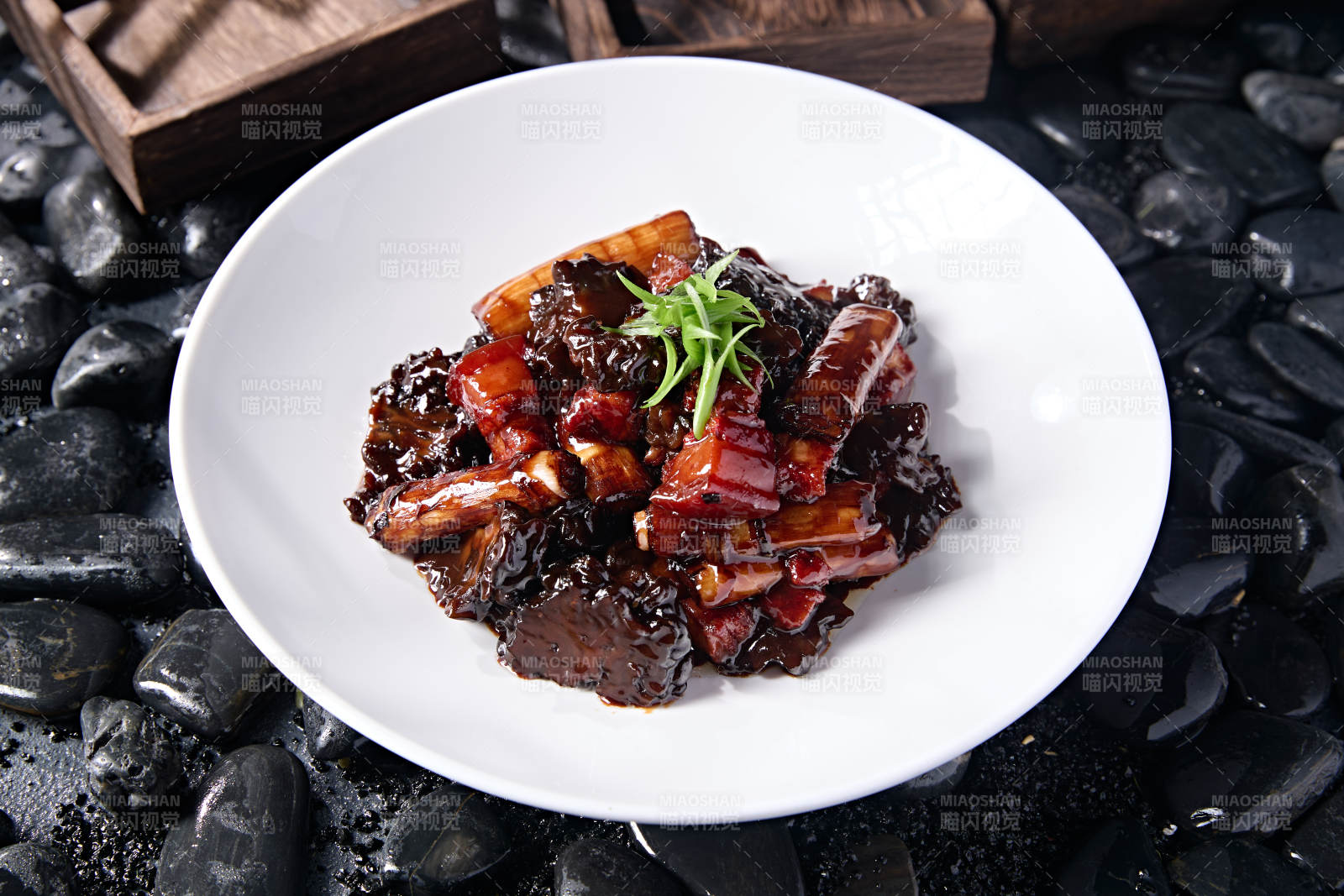 传统鲁菜风味葱烧红烧肉鸡冠菌