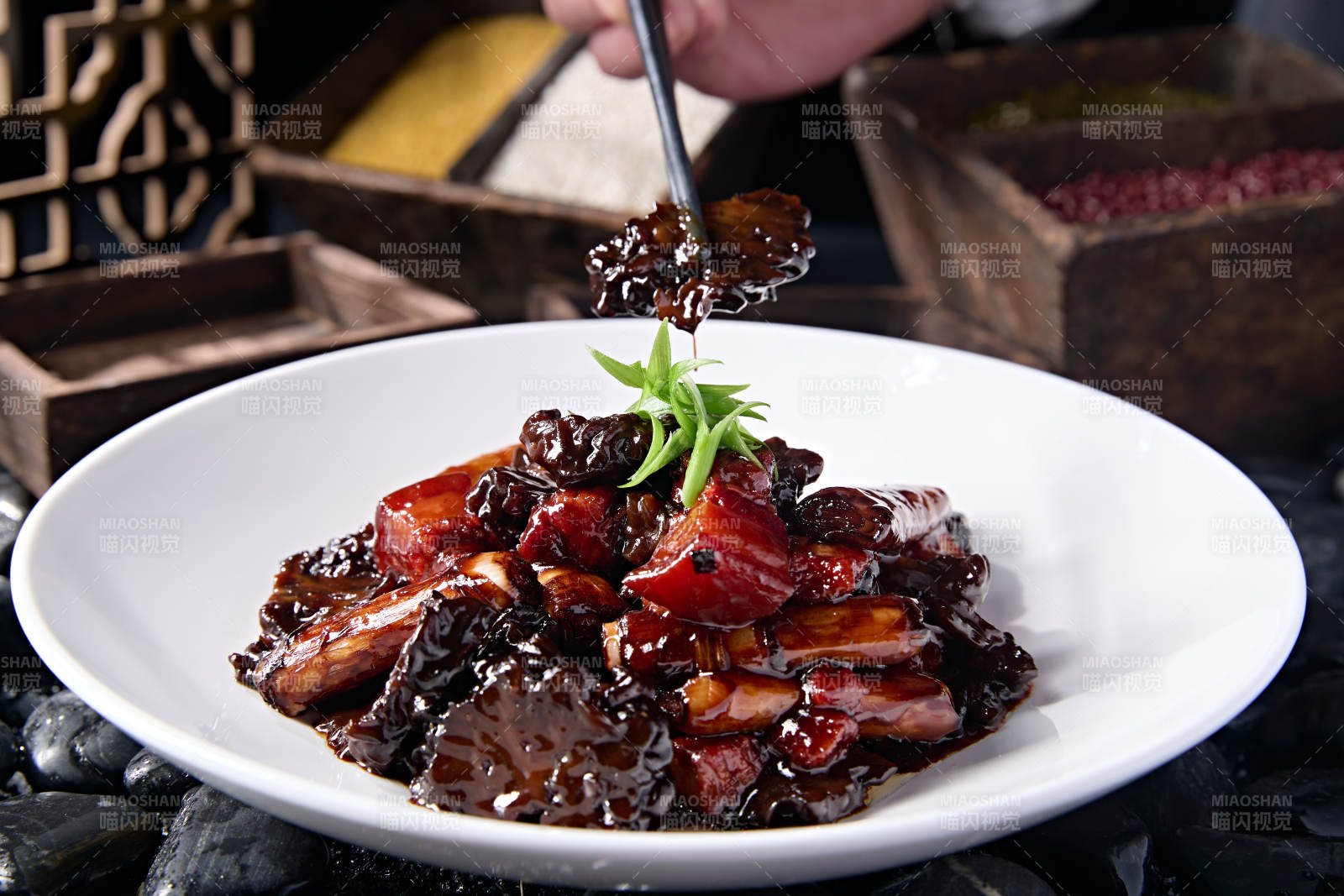 传统鲁菜风味葱烧红烧肉鸡冠菌