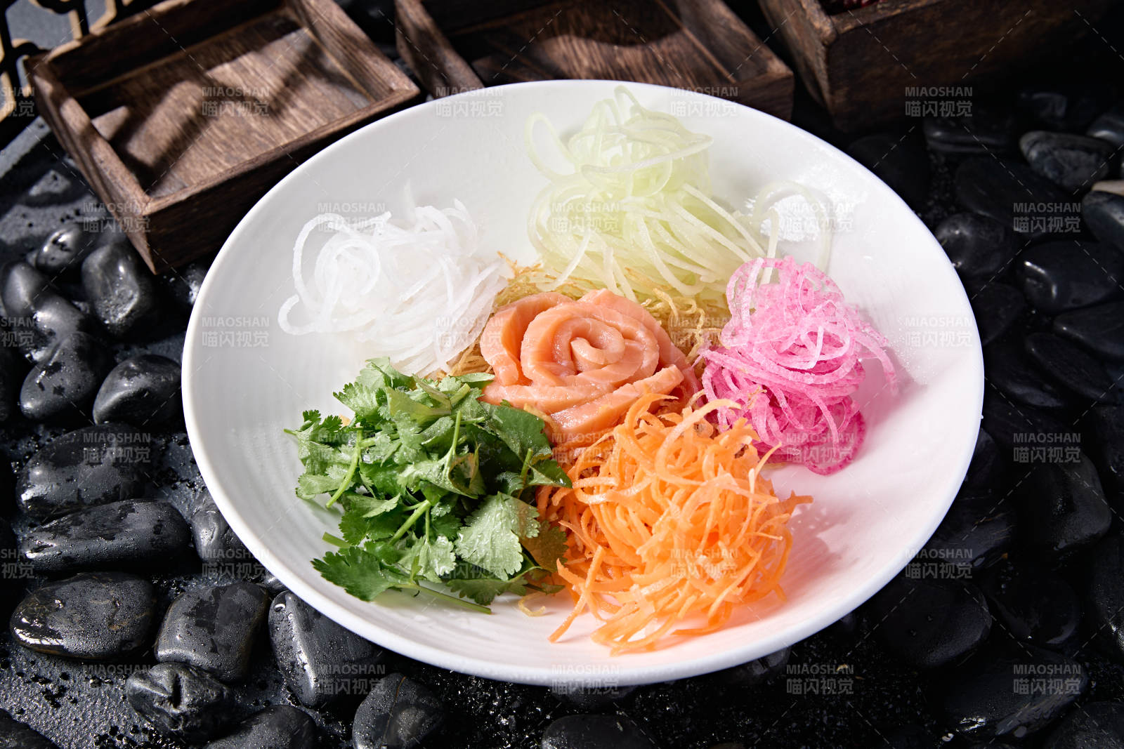 浇汁五色时蔬菜丝拌刺身三文鱼