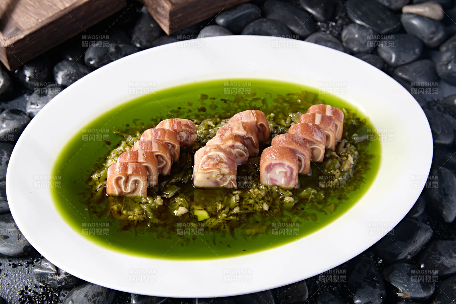 青葱葱油油浸猪耳丝卷切片