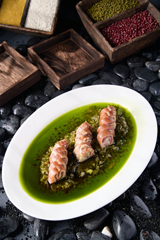 青葱葱油油浸猪耳丝卷切片