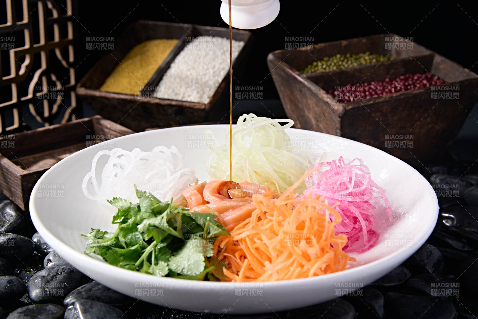 浇汁五色时蔬菜丝拌刺身三文鱼