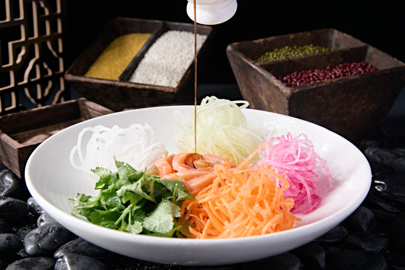 浇汁五色时蔬菜丝拌刺身三文鱼