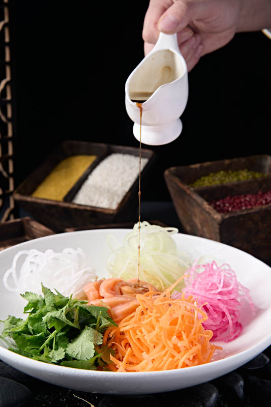 浇汁五色时蔬菜丝拌刺身三文鱼