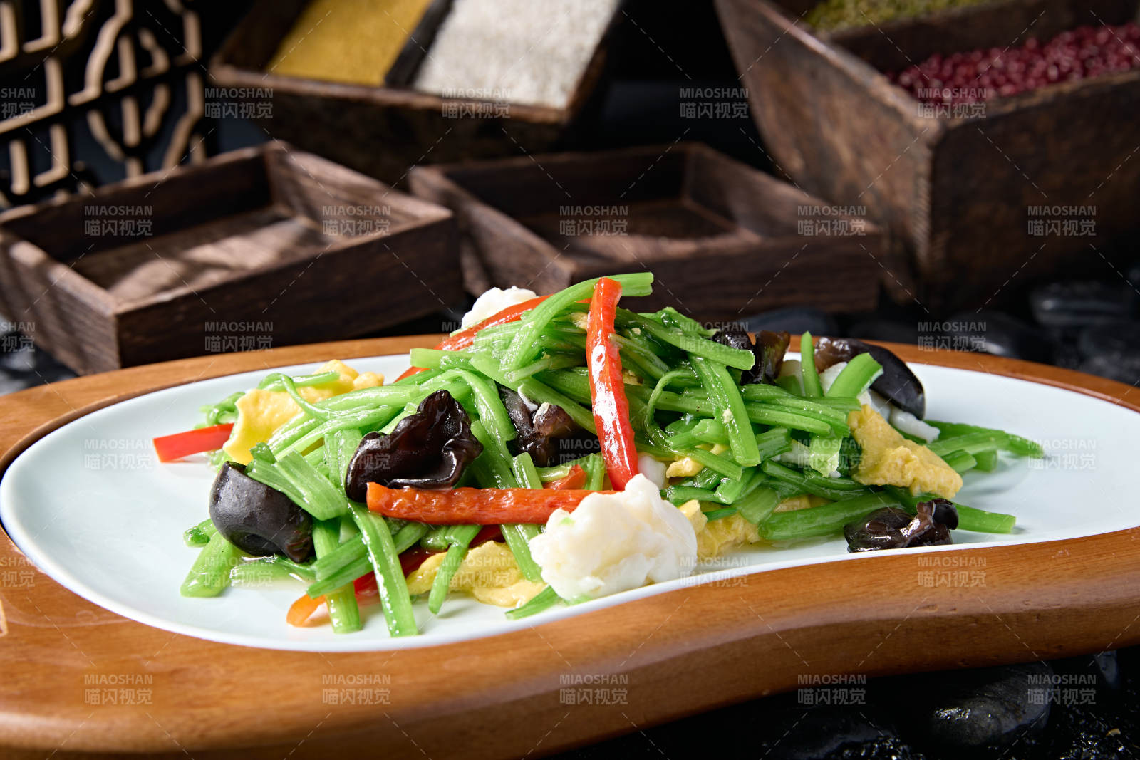 木耳彩椒茼蒿炒蛋配魚滑