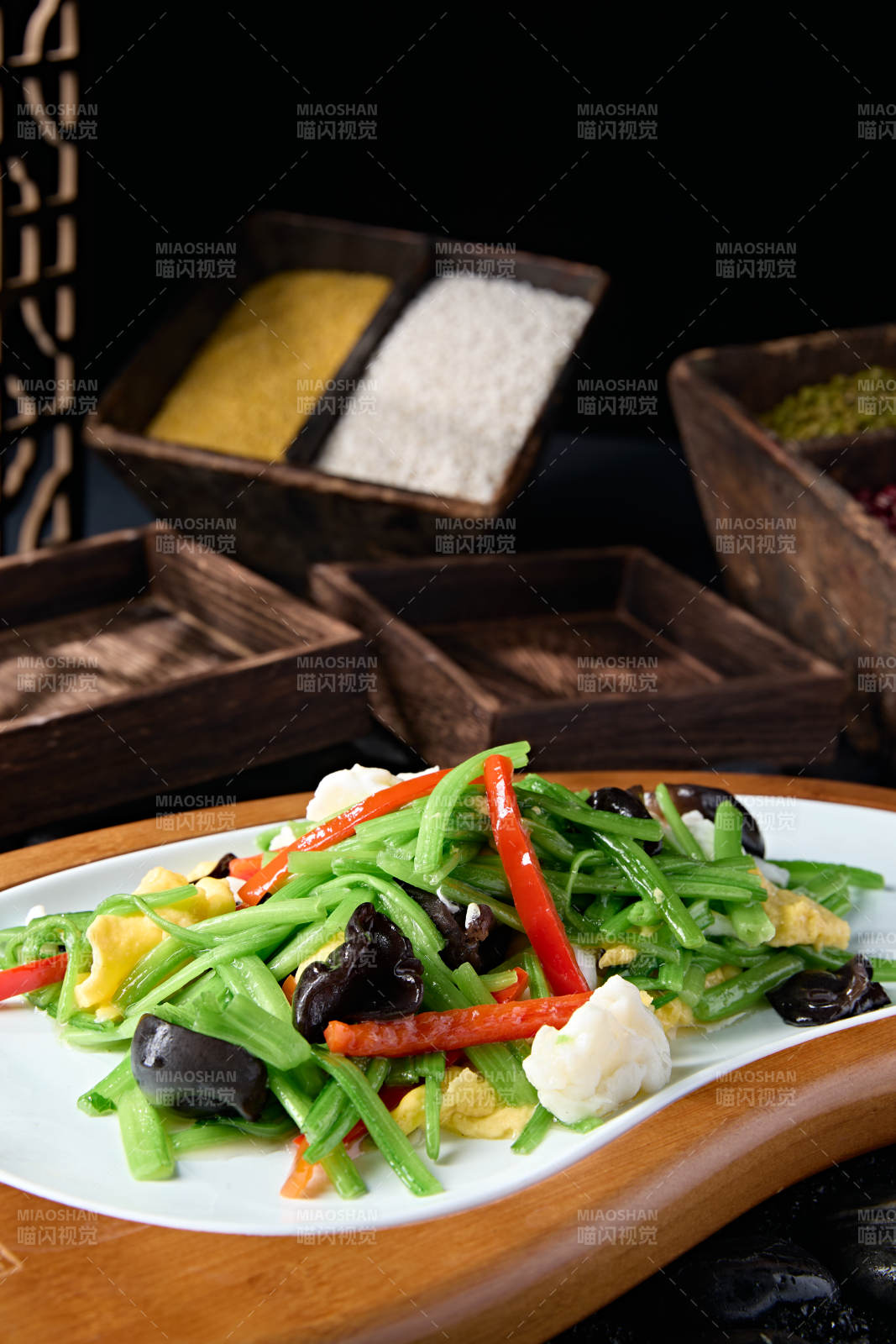 木耳彩椒茼蒿炒蛋配魚滑