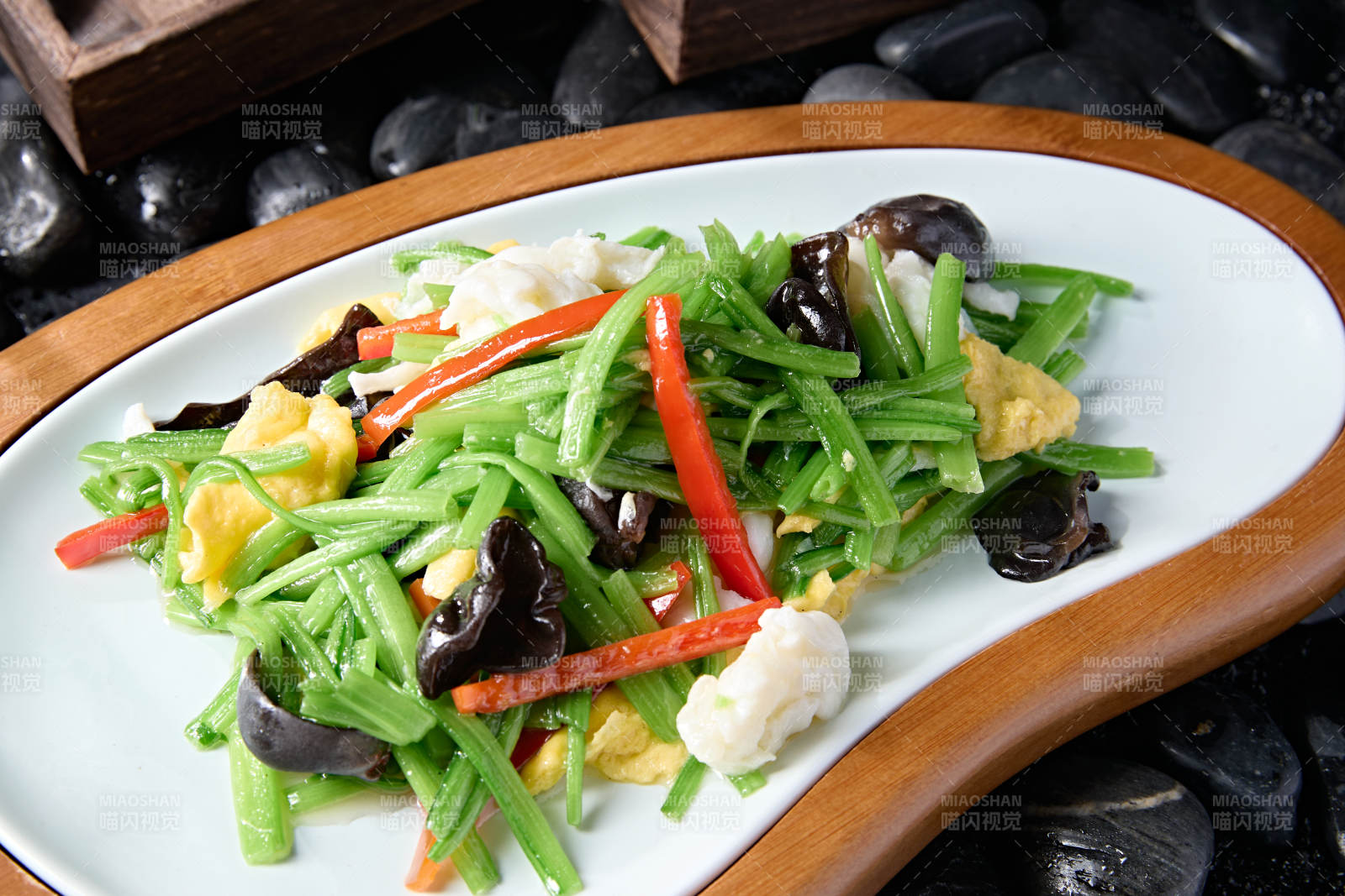 木耳彩椒茼蒿炒蛋配魚滑