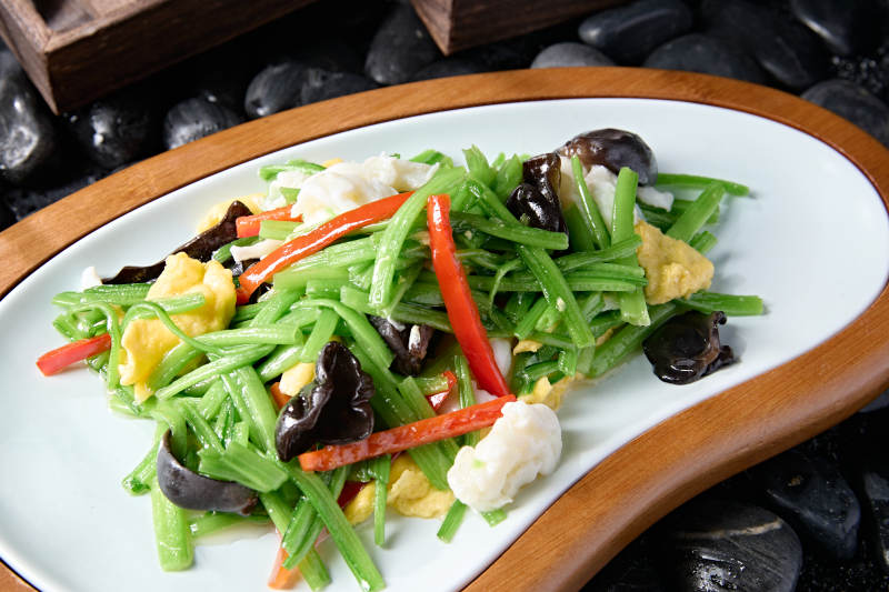 木耳彩椒茼蒿炒蛋配魚滑