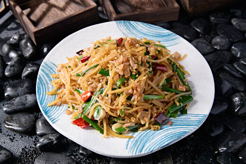 韭菜蒜片小米辣椒炒土豆丝