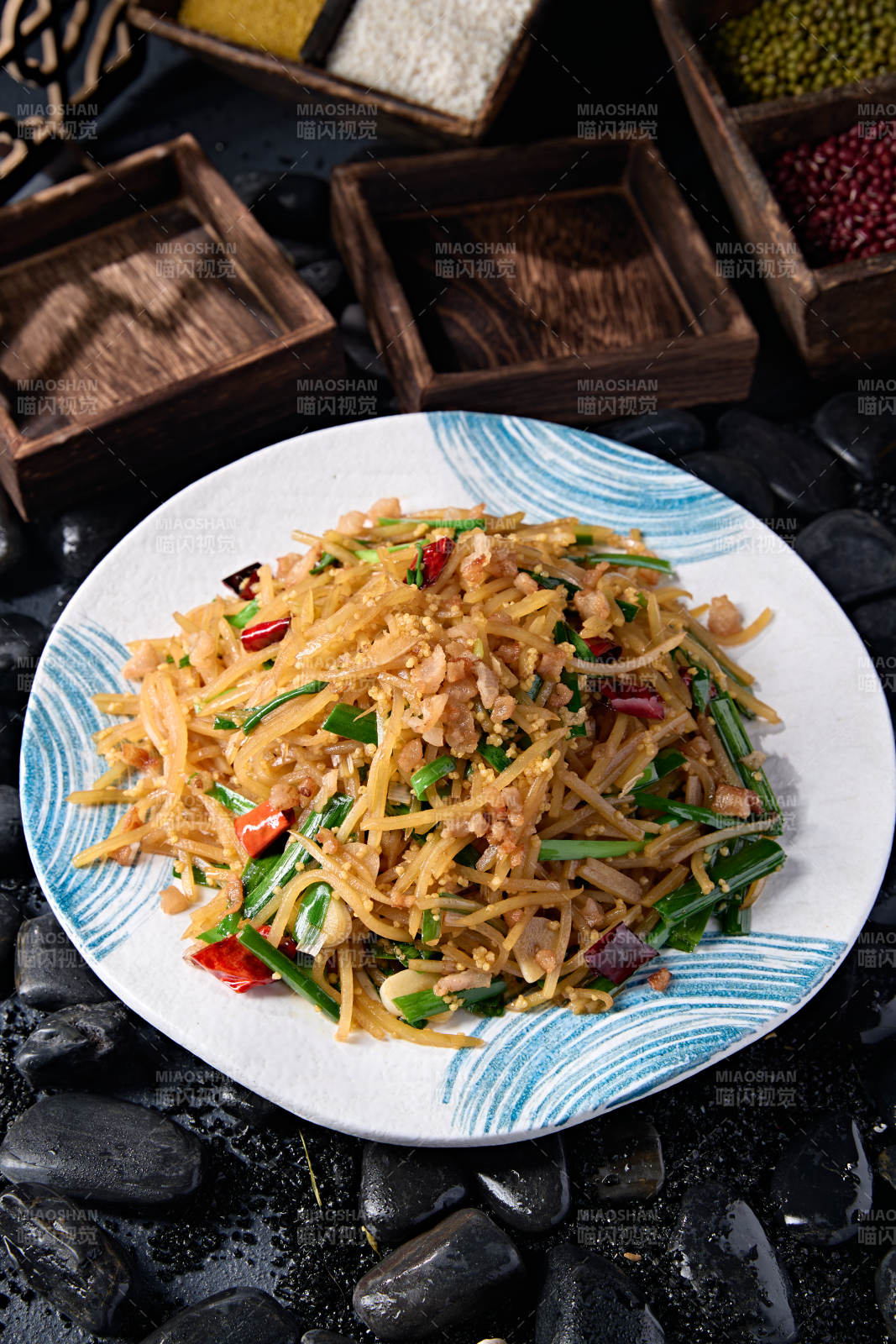 韭菜蒜片小米辣椒炒土豆丝