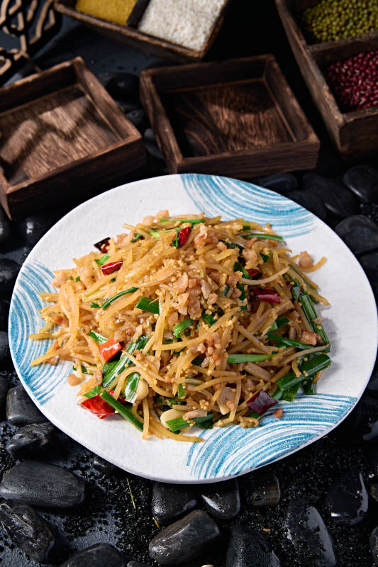 韭菜蒜片小米辣椒炒土豆丝