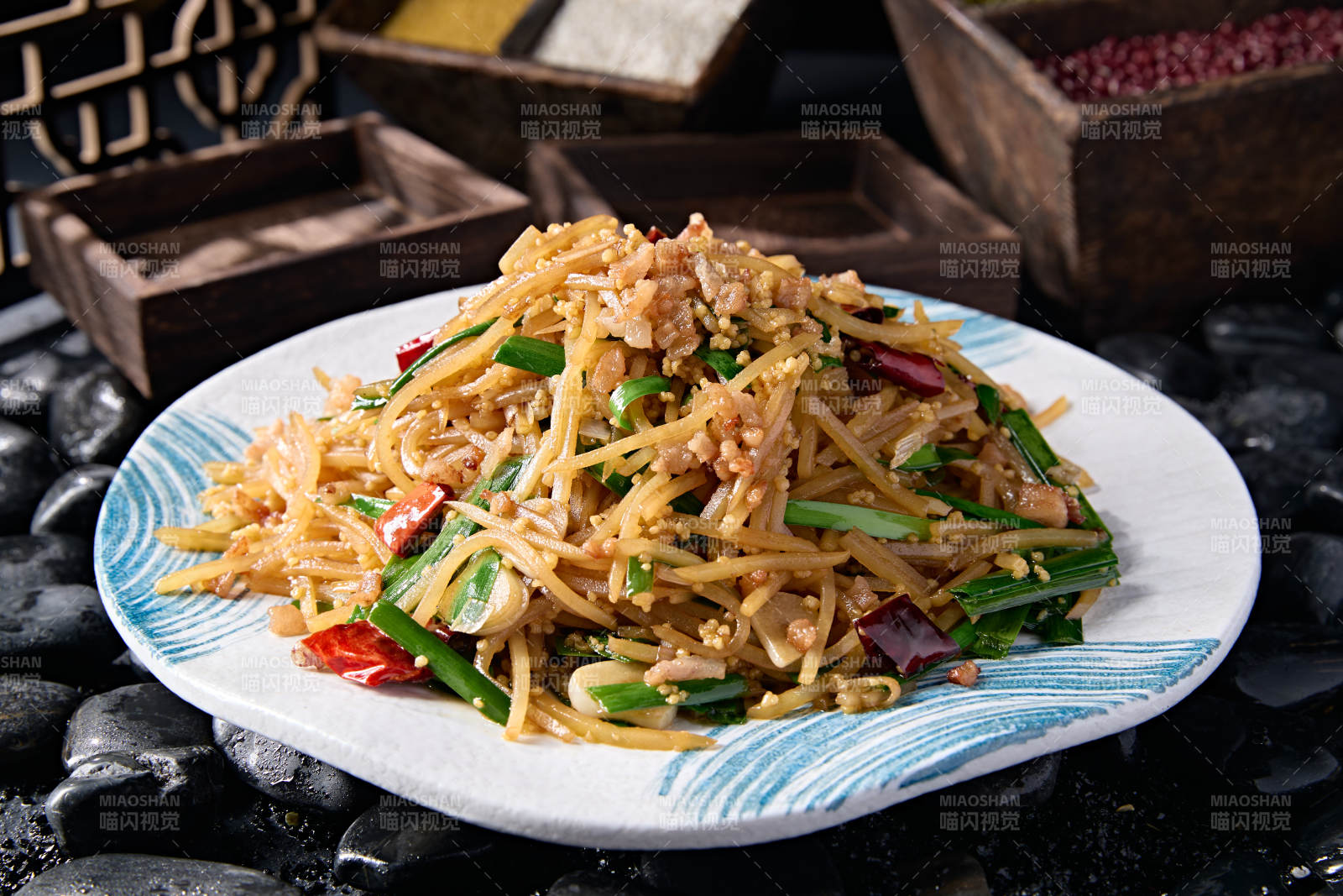 韭菜蒜片小米辣椒炒土豆丝