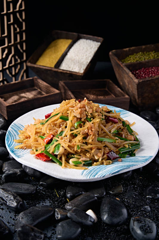 韭菜蒜片小米辣椒炒土豆丝