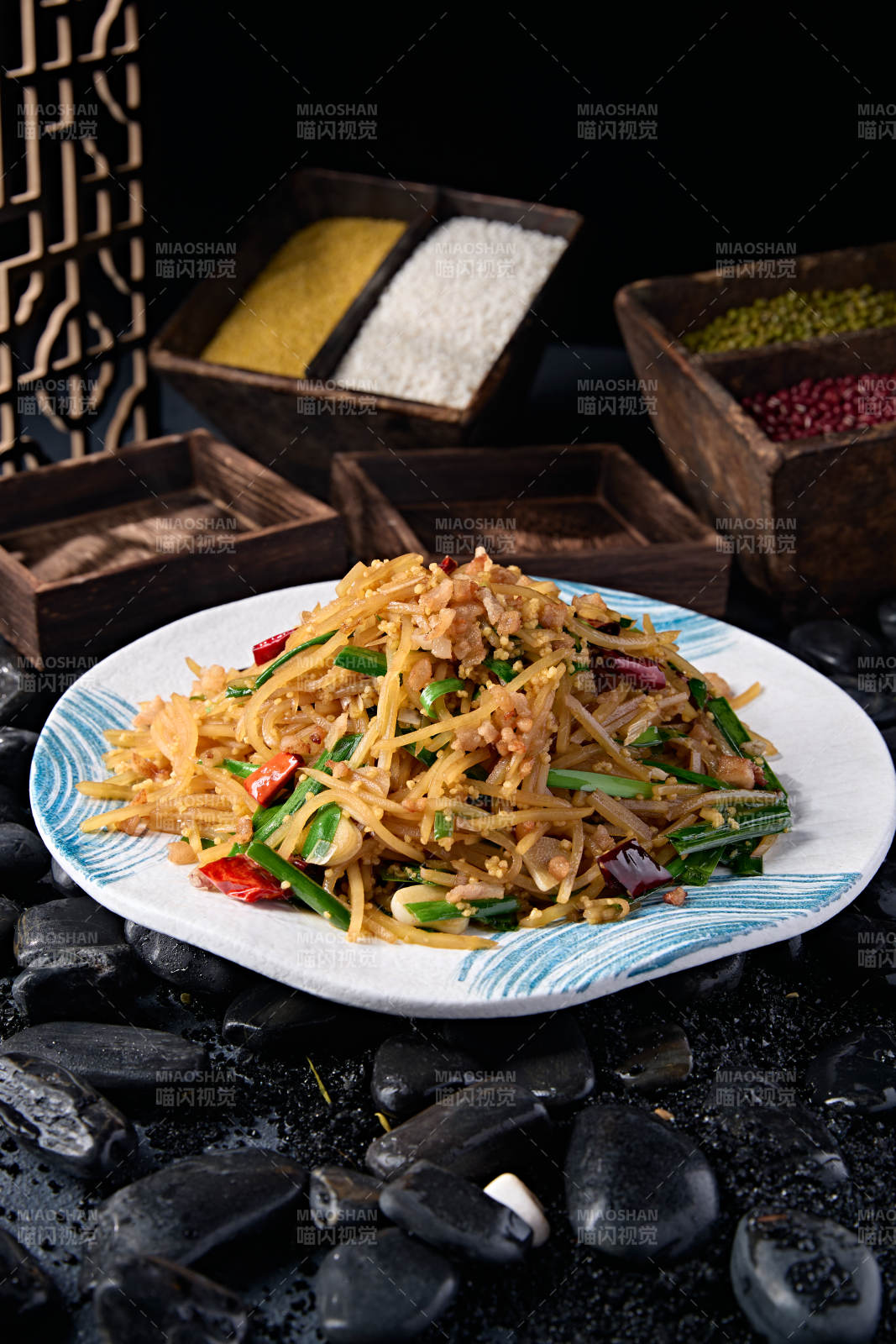 韭菜蒜片小米辣椒炒土豆丝