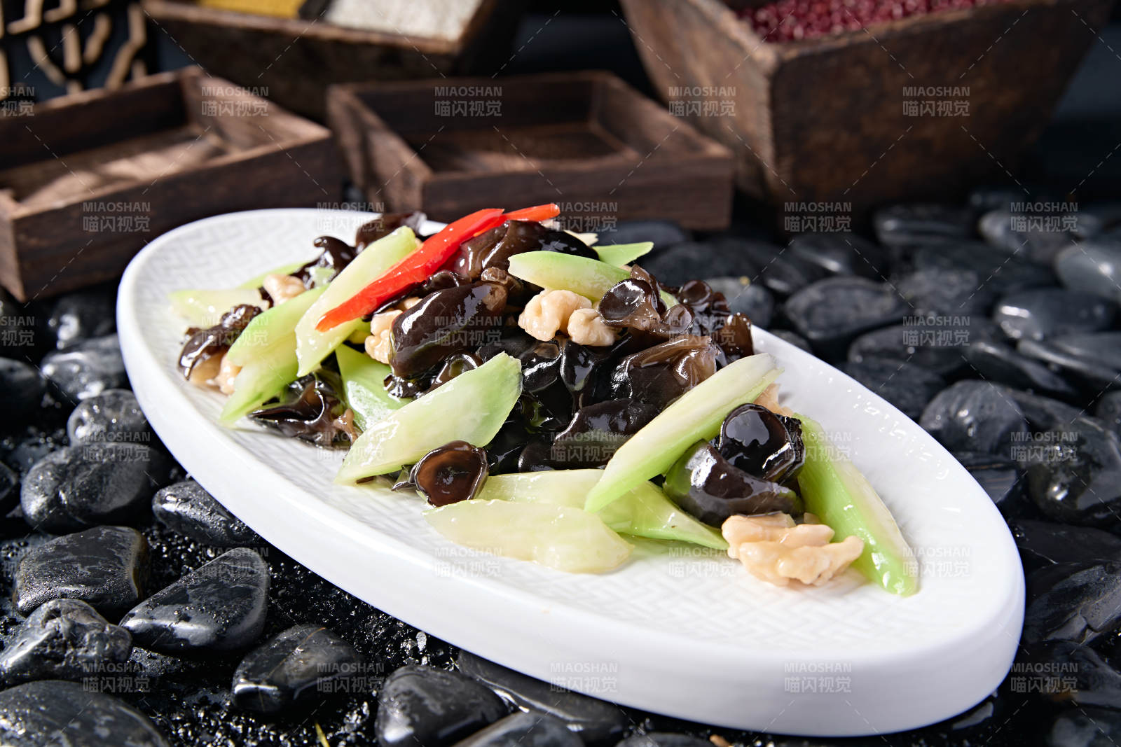 彩椒乳瓜木耳炒桃仁