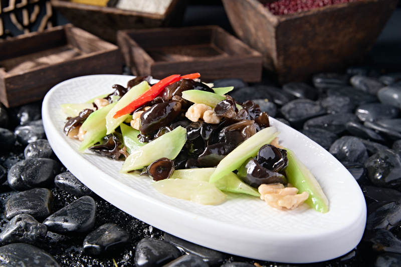 彩椒乳瓜木耳炒桃仁