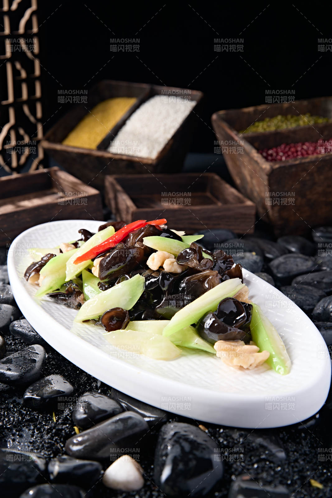 彩椒乳瓜木耳炒桃仁