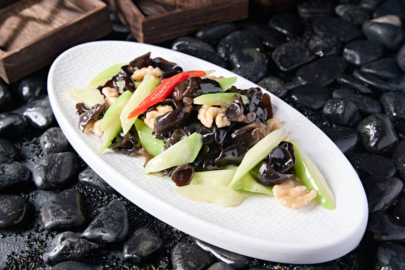 彩椒乳瓜木耳炒桃仁