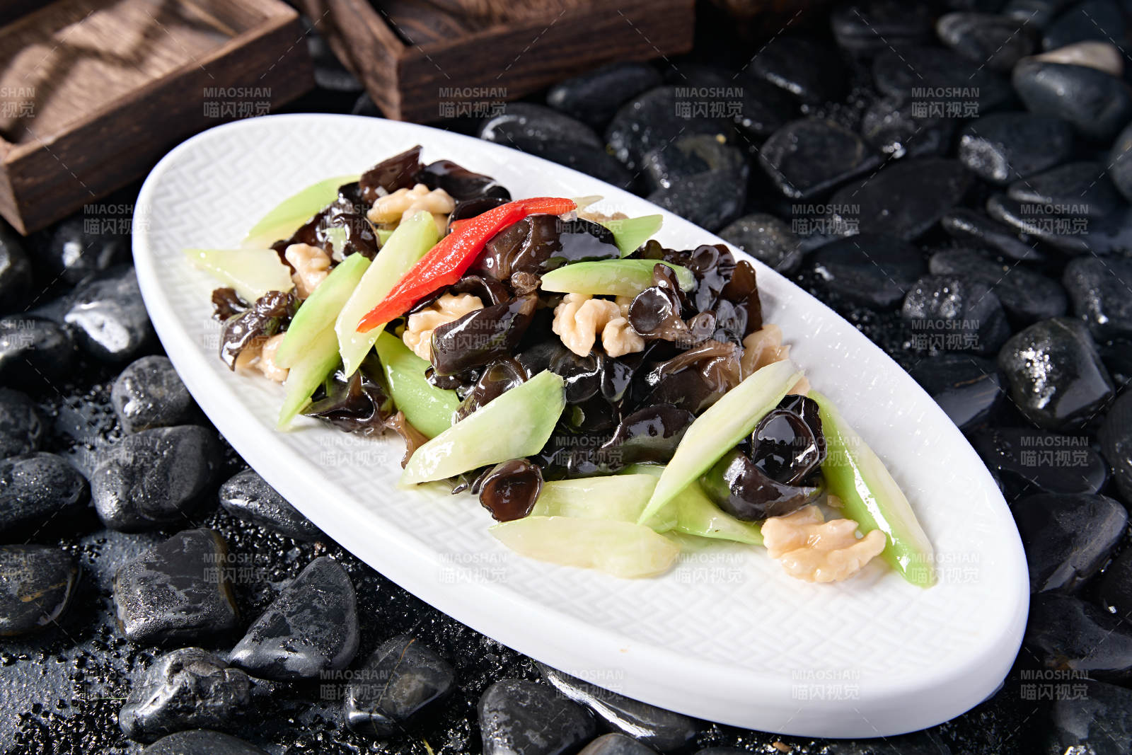 彩椒乳瓜木耳炒桃仁