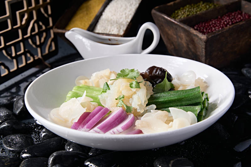 精美凉菜白木耳海蜇头秋葵乳瓜洋葱丝