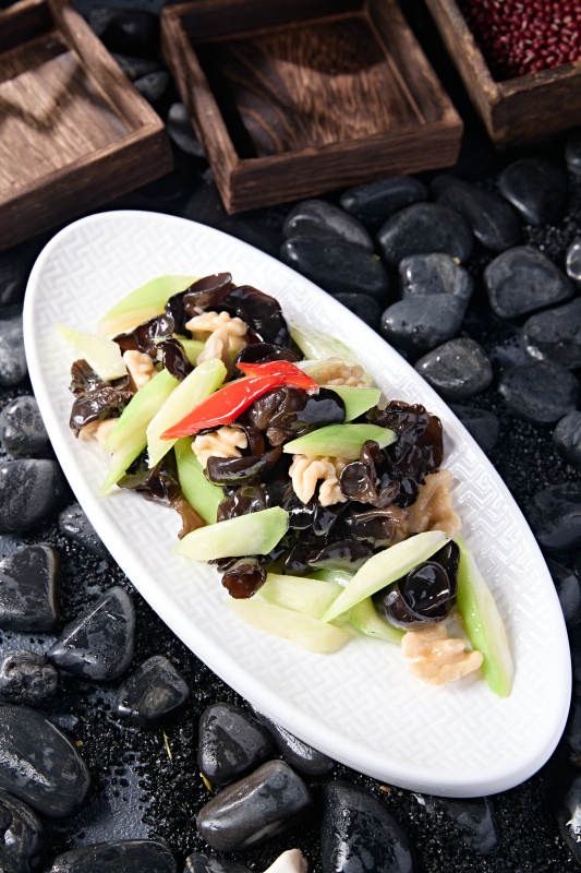 彩椒乳瓜木耳炒桃仁