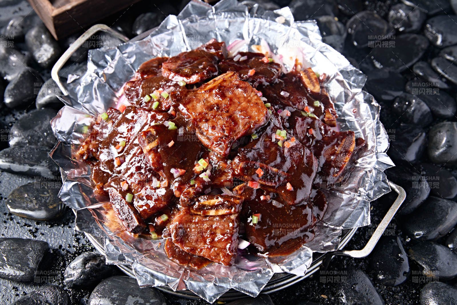 铁板锡纸黑椒酱烧牛仔骨