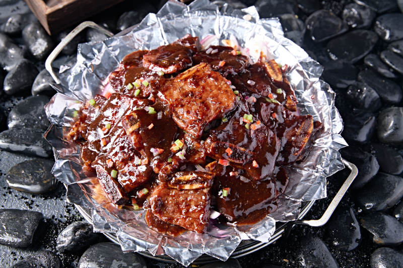 铁板锡纸黑椒酱烧牛仔骨
