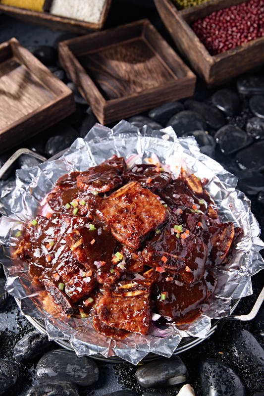 铁板锡纸黑椒酱烧牛仔骨