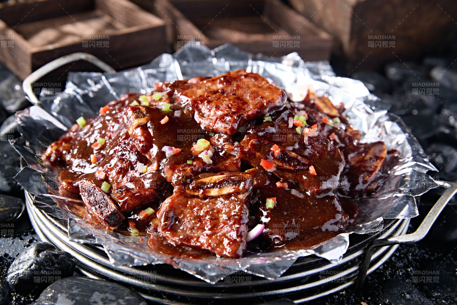 铁板锡纸黑椒酱烧牛仔骨