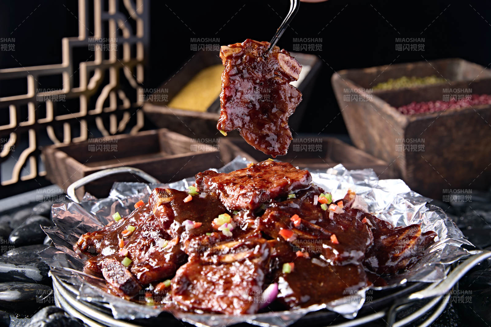 铁板锡纸黑椒酱烧牛仔骨