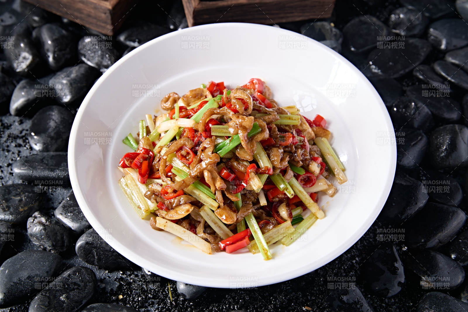 湘味小炒米椒蒜薹西芹蒜炒肥肠丝