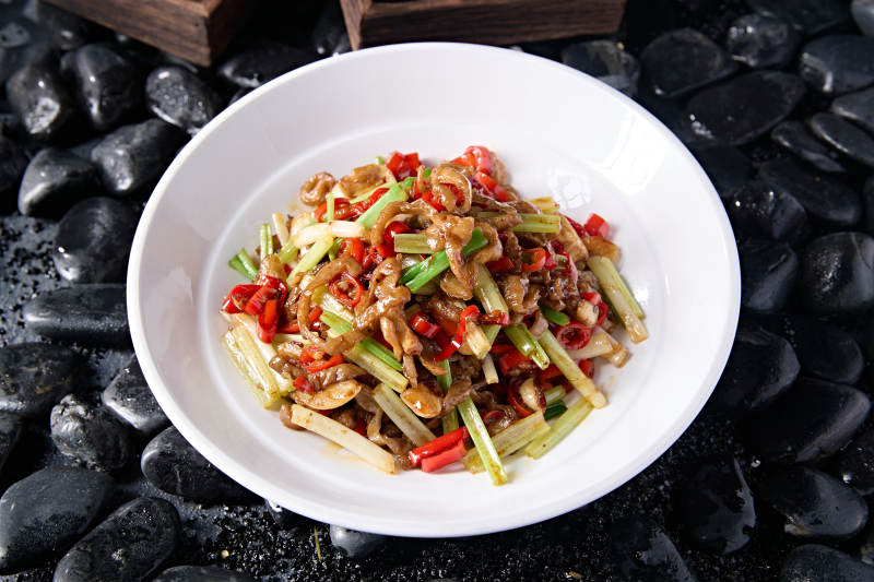 湘味小炒米椒蒜薹西芹蒜炒肥肠丝