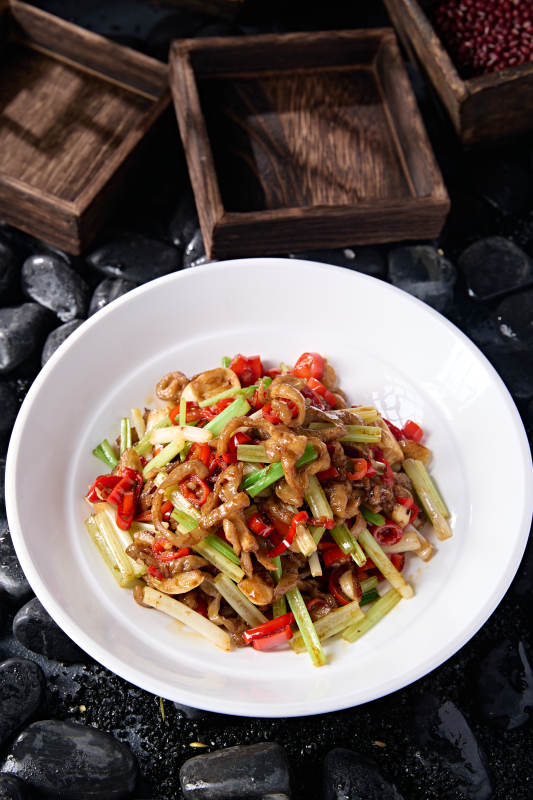 湘味小炒米椒蒜薹西芹蒜炒肥肠丝