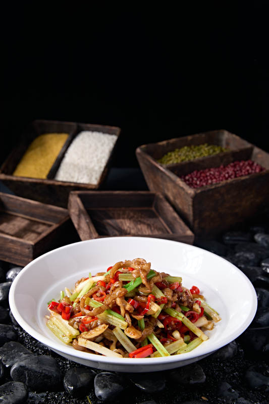 湘味小炒米椒蒜薹西芹蒜炒肥肠丝