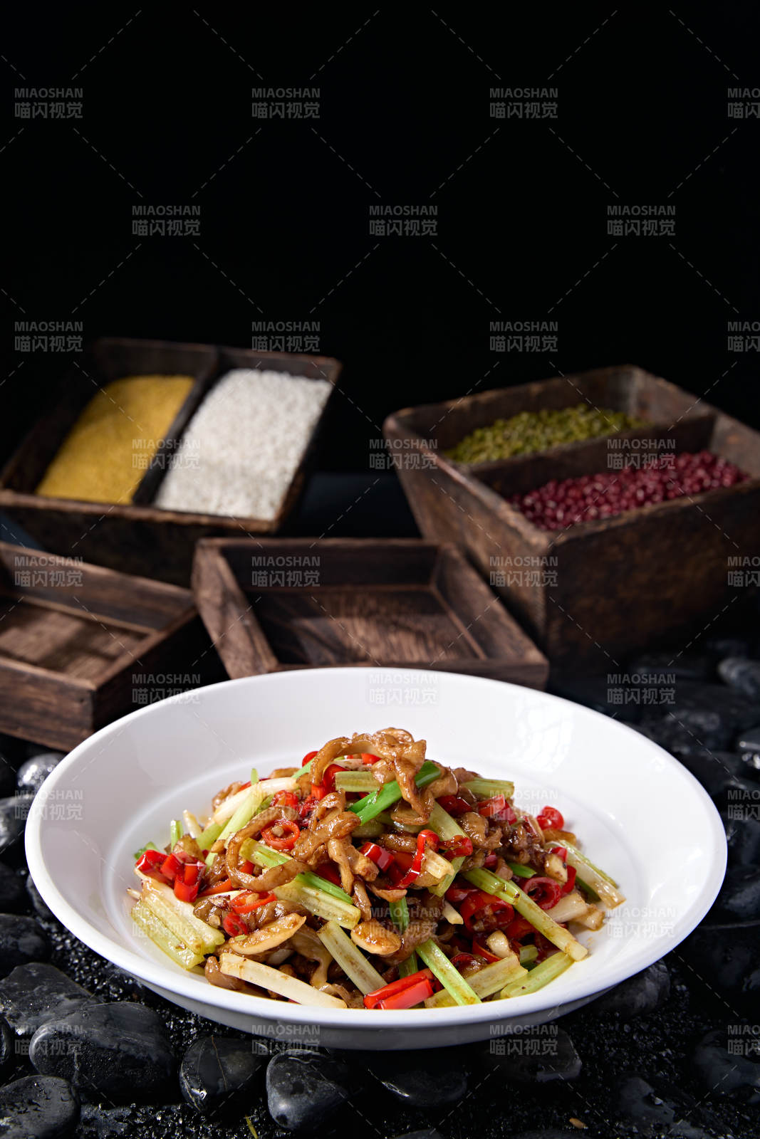 湘味小炒米椒蒜薹西芹蒜炒肥肠丝