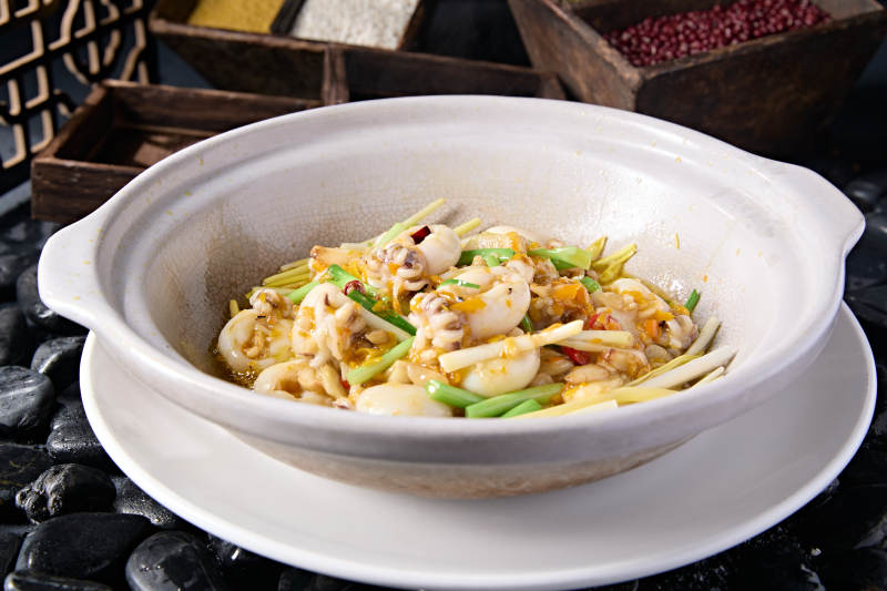 石锅葱香煲墨鱼