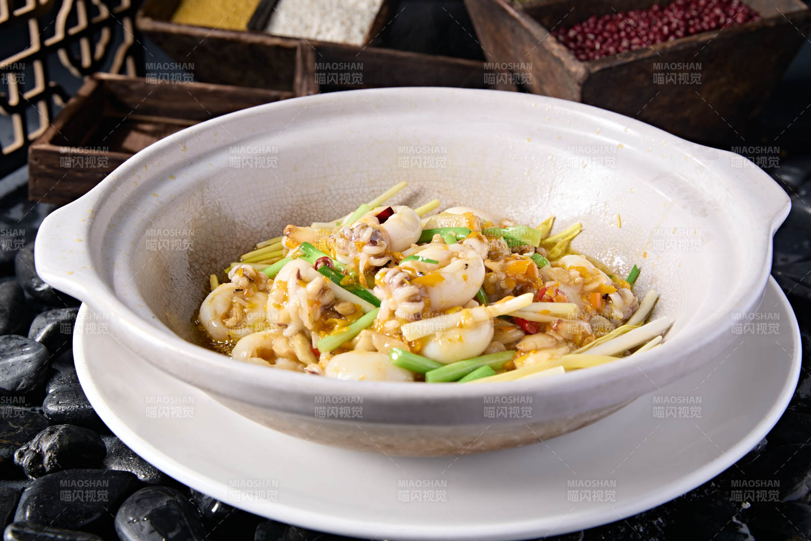 石锅葱香煲墨鱼