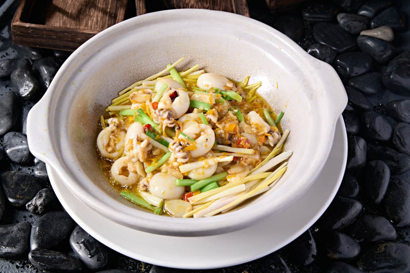 石锅葱香煲墨鱼