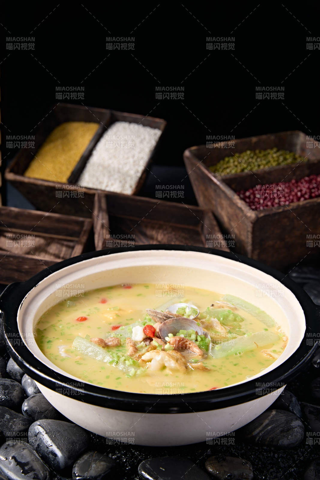 浓汤砂锅小海鲜丝瓜块